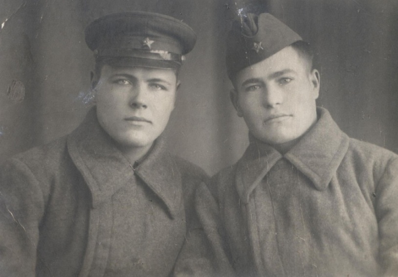 Д. Бродников – слева, 1941 г.